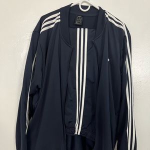Gently worn mens adidas track suit. Size 2xl navy blue and white